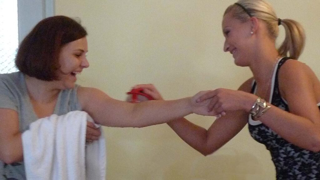 Ludmiła Petrenko prezentuje lodowy masaż antycellulitowy